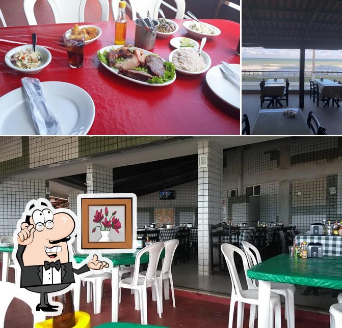 Sente em uma das mesas no Farol Bar e Restaurante