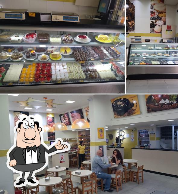 Sente em uma das mesas no Planeta Doce Confeitaria