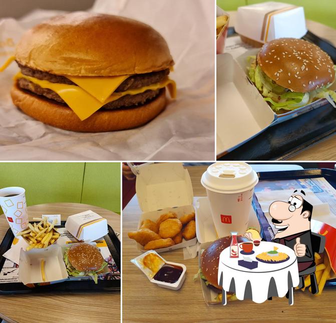 Prenditi un hamburger a McDonald's Restaurant