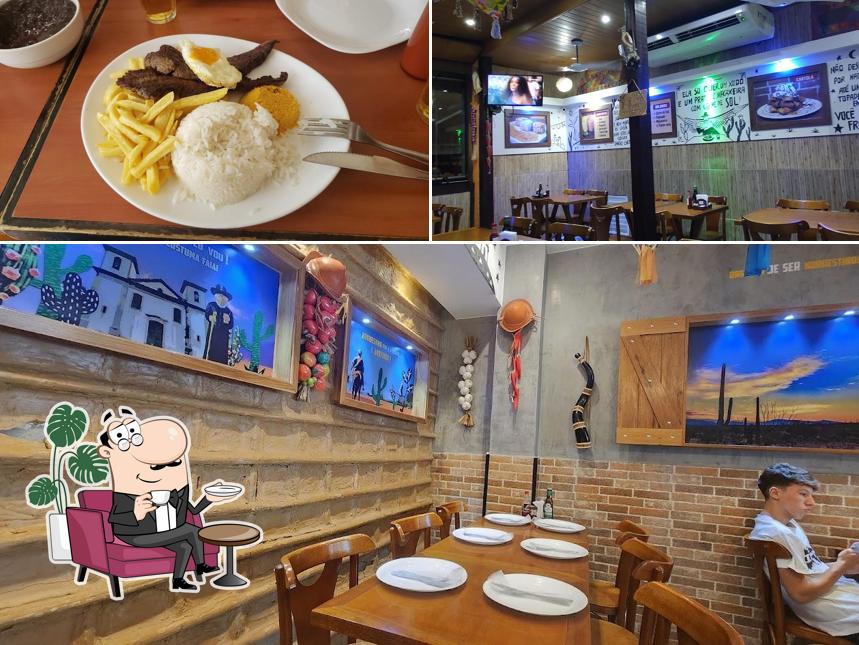 Sente em uma das mesas no Botequim Arretado - Restaurante Comida Típica Nordestina