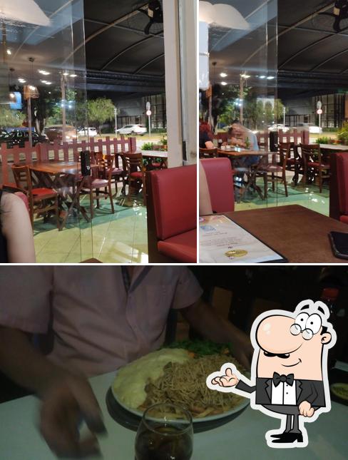 Sente em uma das mesas no Magnólia Bar & Restaurante