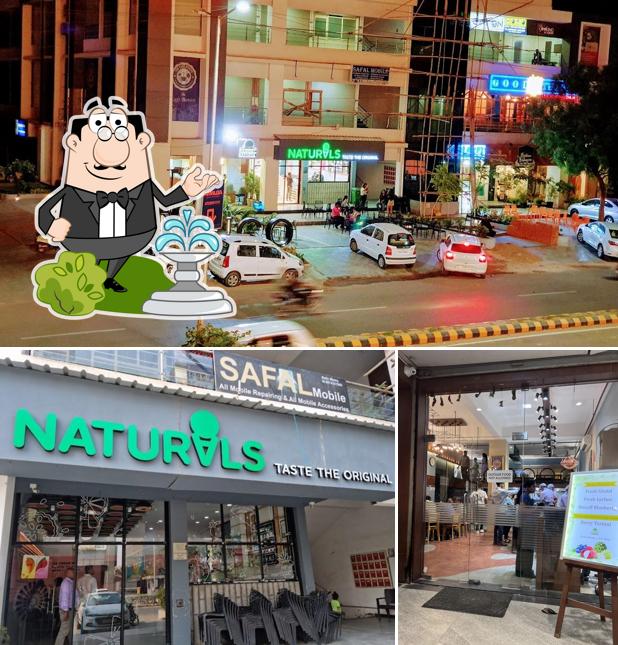 You can get some fresh air at the outside area of Naturals Ice Cream