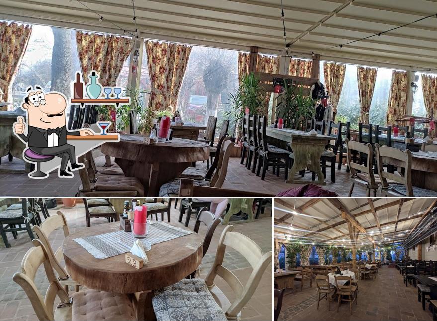 Installez-vous à l'une des tables de Conacul Sfantul Sava Brancovici