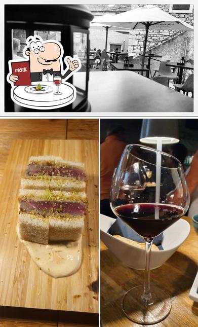 Tra le varie cose da Nardin Wine, Sushi & Cheese si possono trovare la cibo e interni