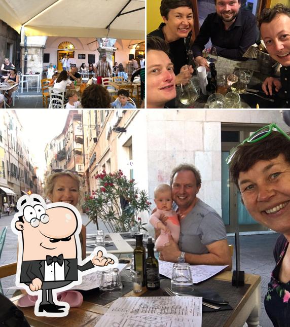 Dai un'occhiata agli interni di Dado Matto Pizzeria