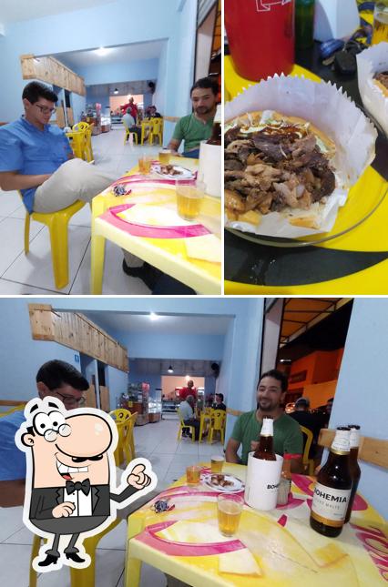 A interior e comida do restaurante