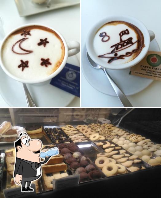 Questa è la foto che mostra la bevanda e cibo di Caffè Italiano