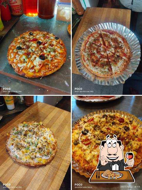 Pick pizza at द स्ट्रीट सैंडविच