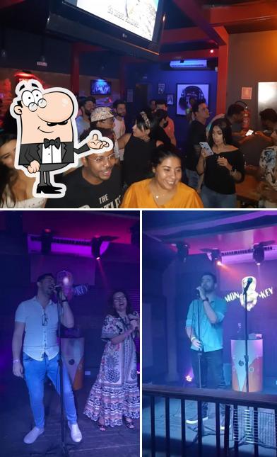 Sente em uma das mesas no Monkey Bar Goiânia