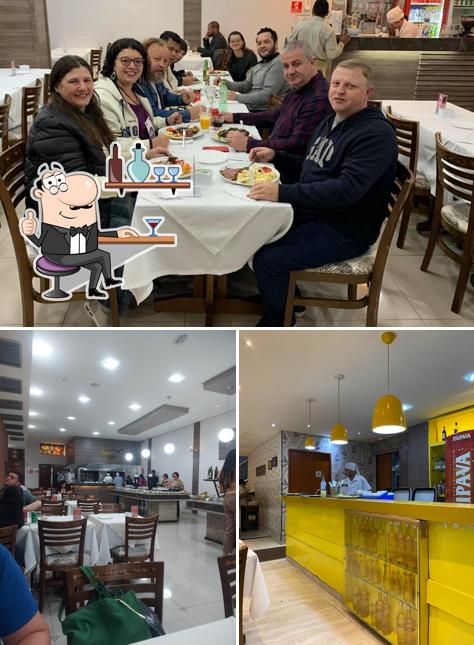 Sente em uma das mesas no Frigideira Grill