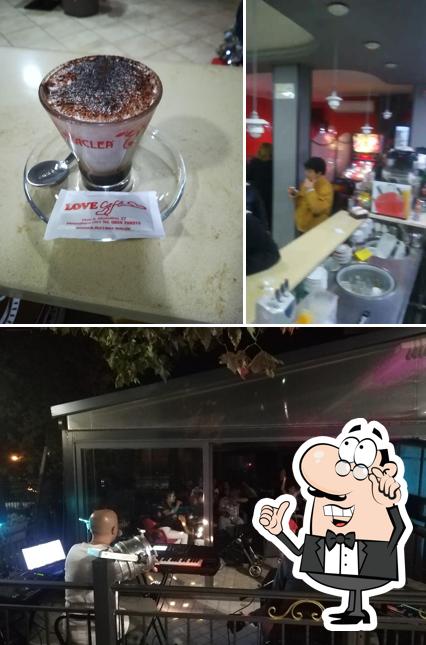 Bar Love Cafe' Di Leo Carmine si caratterizza per la interni e cibo