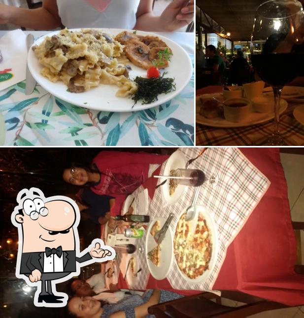 Sente em uma das mesas no Restaurante Funiculì Funiculà em Blumenau