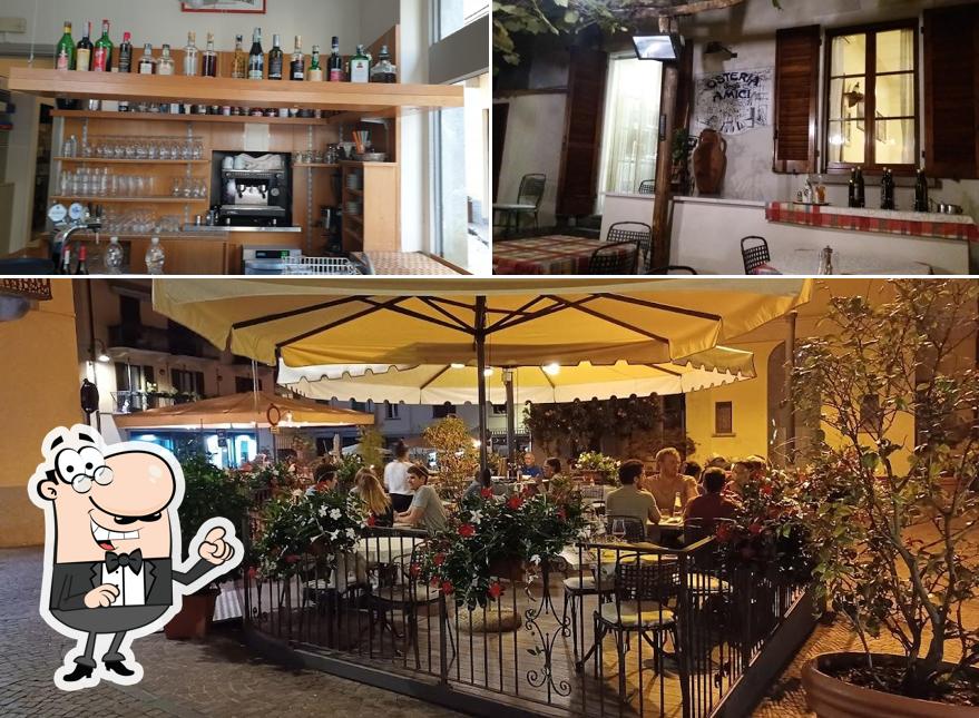 Gli interni di Osteria degli Amici