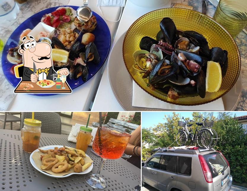 Tra le diverse cose da La Piazzetta - Di Bertaccini Monica & C. Sas si possono trovare la cibo e esterno