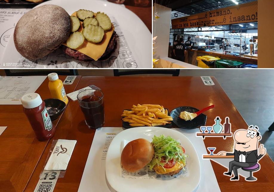 A interior e comida do restaurante