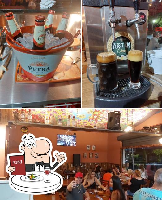 A comida e interior do restaurante