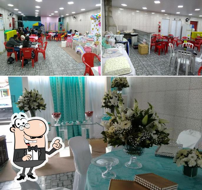 Sente em uma das mesas no Lanchonete Diversão