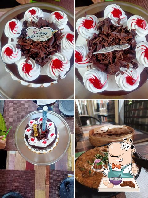 SONU SKYLIGHT FAMILY RESTAURANT AND MARRIAGE GARDEN serves a selection of desserts