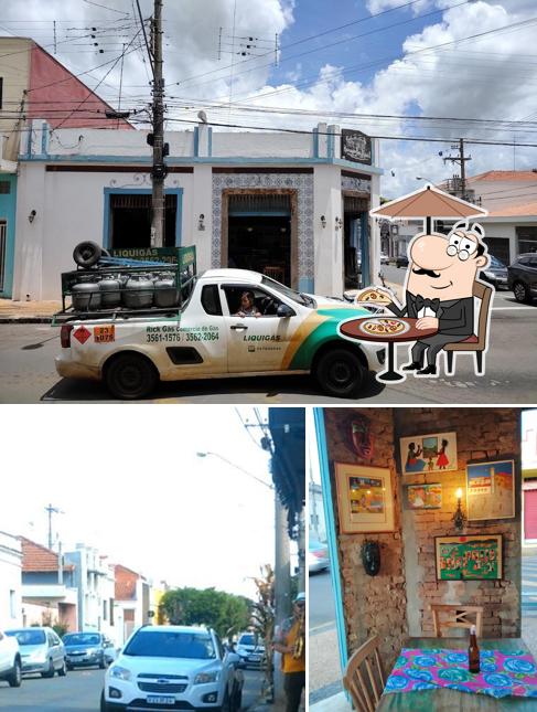 O exterior do Bar Brasil - Idealizamos E vendemos negócios saudáveis - Sob nova e competente direção. Agora - Belle Epoque 