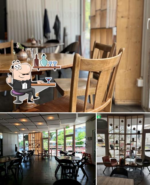 Dai un'occhiata agli interni di Café Pavillon
