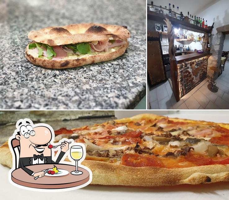 La immagine di cibo e bancone da bar da Pizzeria Trattoria Galluras