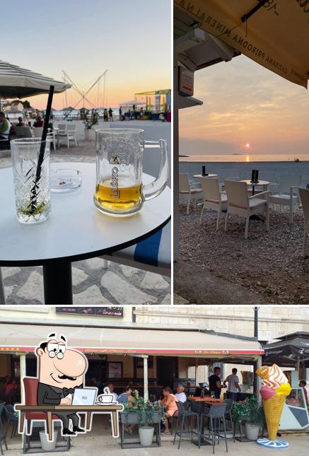 Siediti a un tavolo di Beach Bar Maž