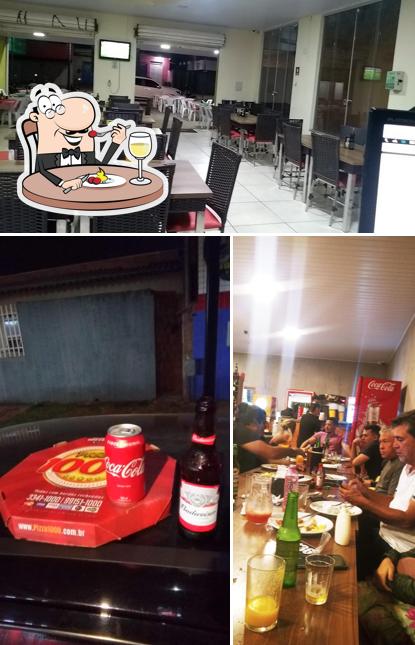 Confira a imagem ilustrando comida e interior no Pizza 1000