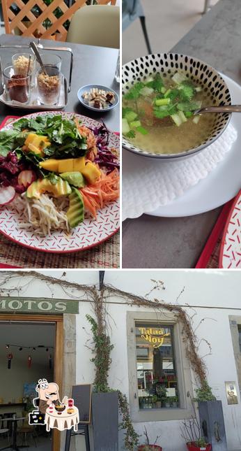 Tra le diverse cose da Talad Noy si possono trovare la cibo e interni