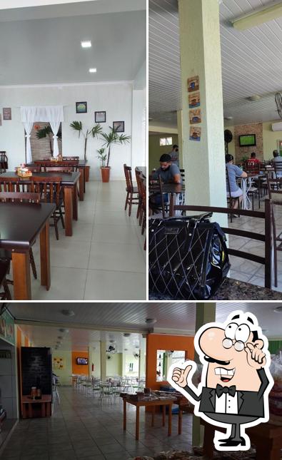 Sente em uma das mesas no Ponto do pastel Roger