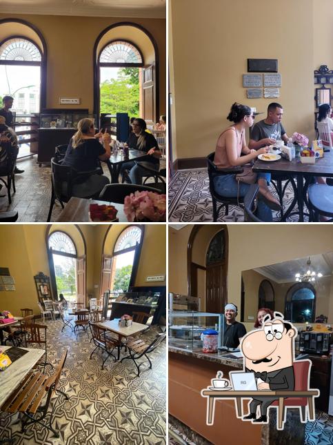 O interior do Café da Paz