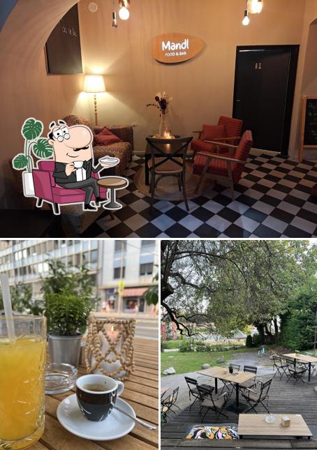 La foto della interni e bevanda di Mandl Food & Bar