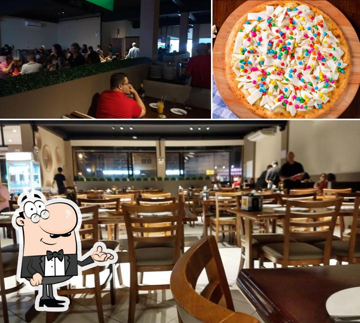 Sente em uma das mesas no Pizzaria e Restaurante Vovó Zena