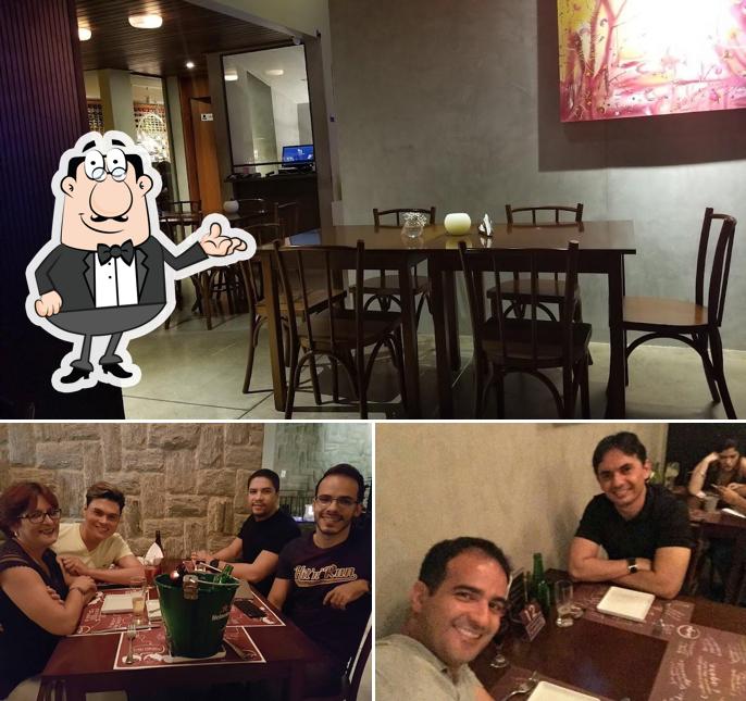 Sente em uma das mesas no Vertigo Restaurante