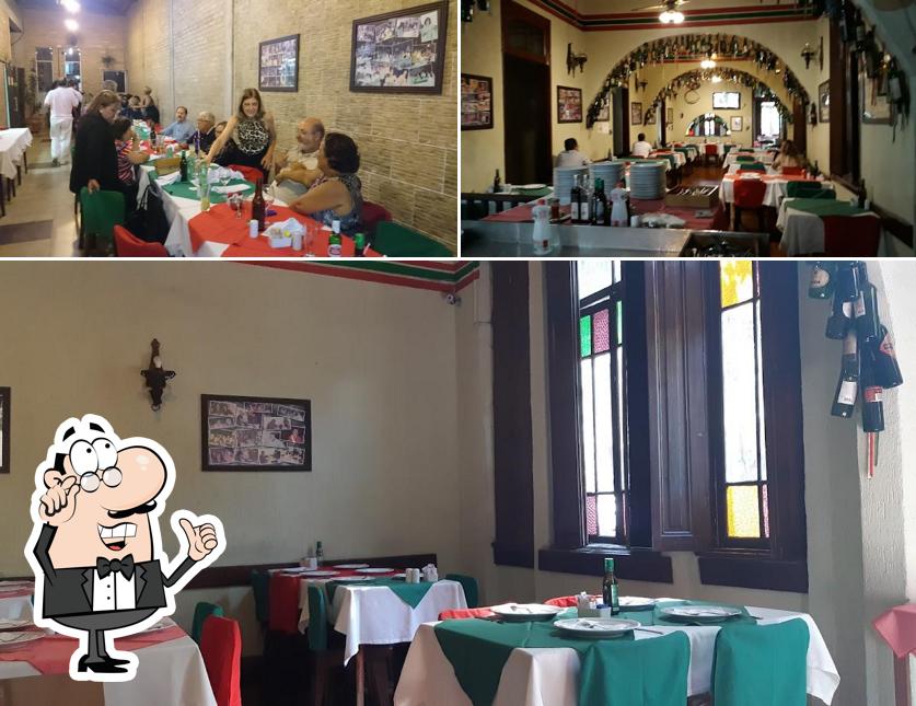 Sente em uma das mesas no Cantina e Pizzaria Piolin