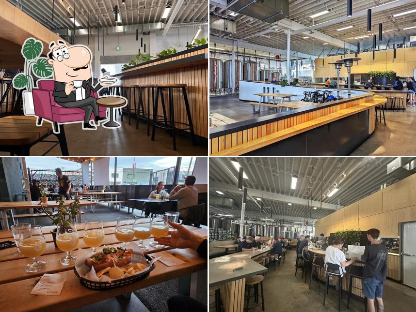 Installez-vous à l'une des tables de Superflux Beer Company