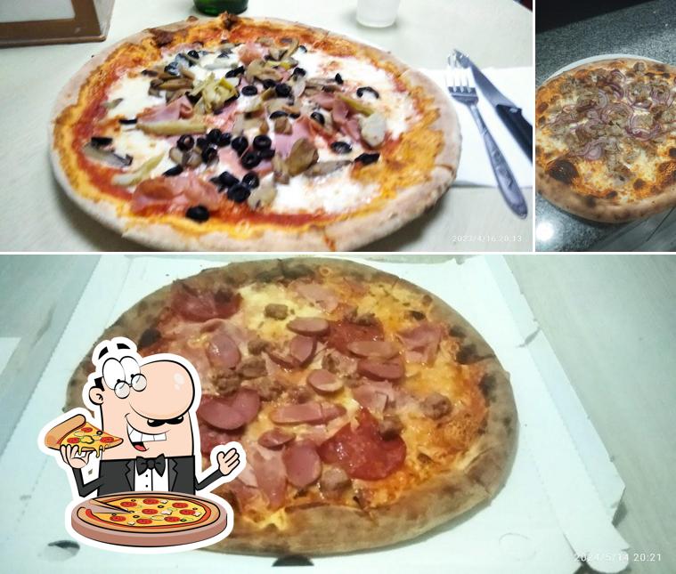 A Pizzeria La Nuova Stella, puoi provare una bella pizza