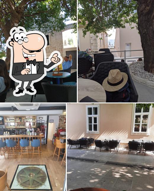 Siediti a un tavolo di Marinero Cafe and Bar