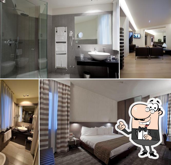 Siediti a un tavolo di Hotel Ovest