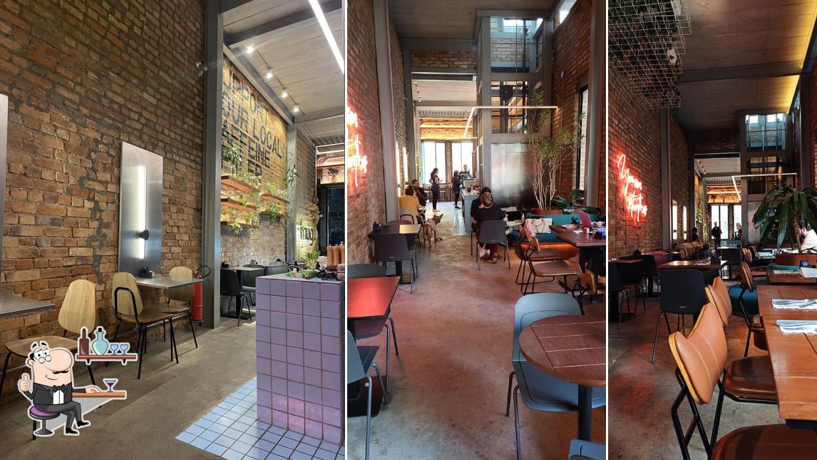 Sente em uma das mesas no mug.sp - Casarão Barão de Tatuí