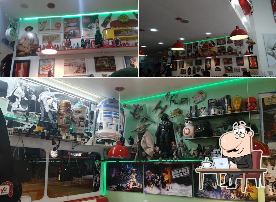 Sente em uma das mesas no Hamburgueria Moreira