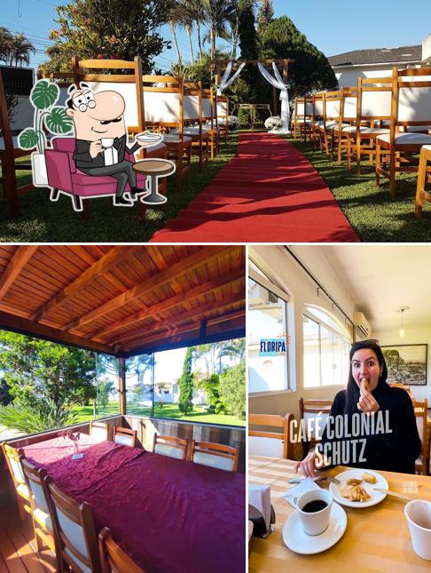 Sente em uma das mesas no Café Colonial Schutz