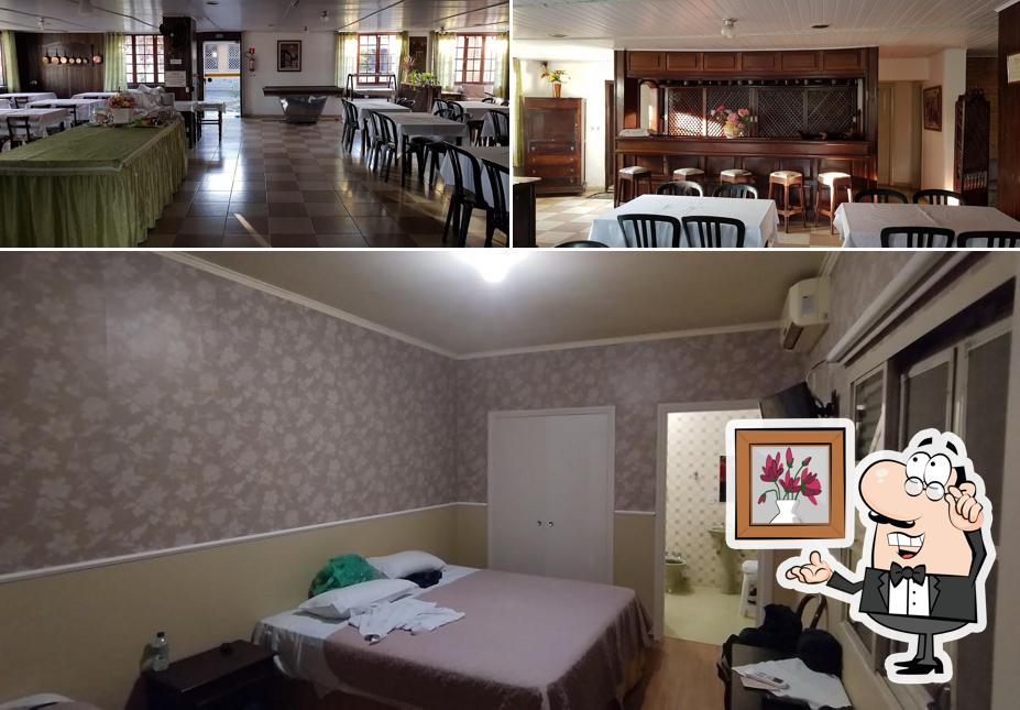 Sente em uma das mesas no Hotel O Paturi - Hotel em Guaratinguetá