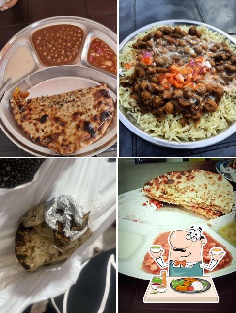 Food at Sardar Ji Ke Chhole Kulche