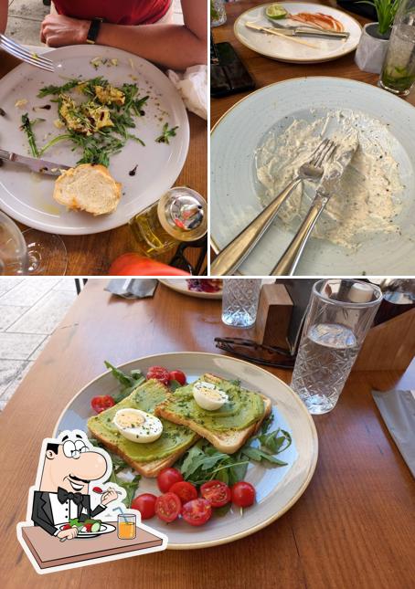 Tra le diverse cose da Plac Caffe si possono trovare la cibo e interni