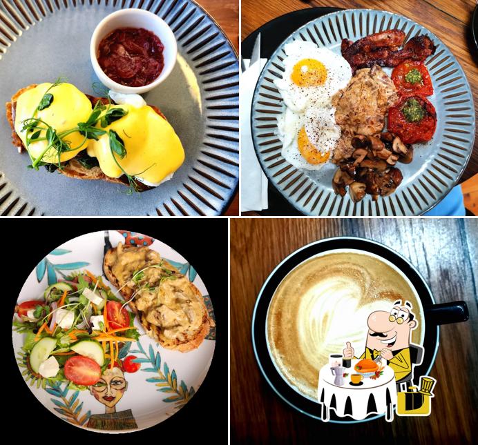Eggs benedict at Art Café on Queen