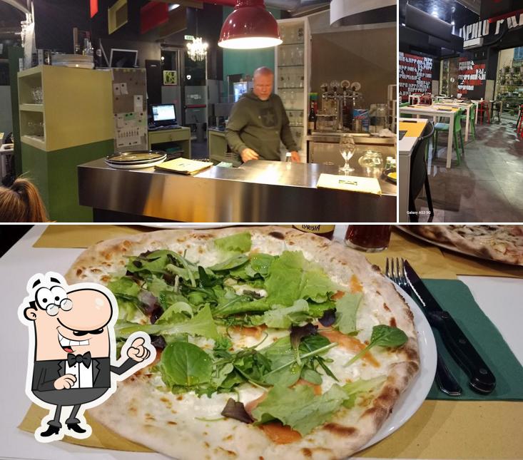 Dai un’occhiata alla immagine che mostra la interni e cibo di Kuuk Pizza