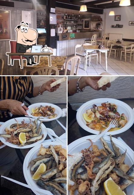 Siediti a un tavolo di Gostilna Pri Tinetu