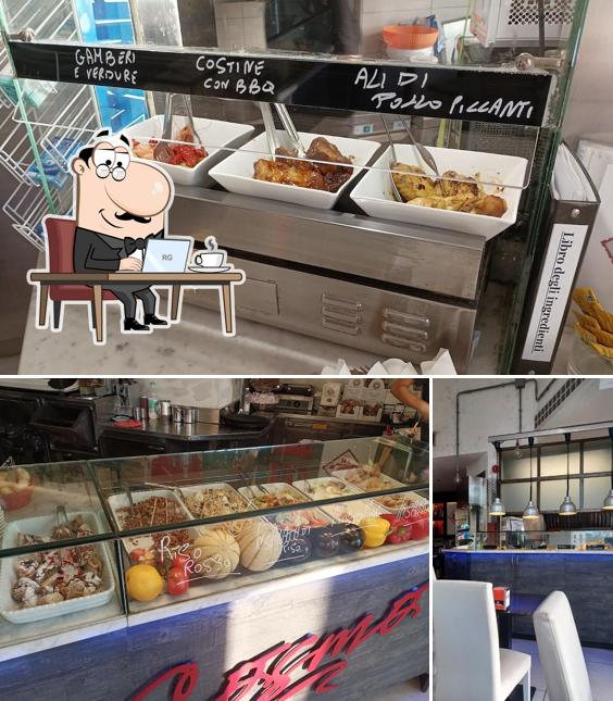 Siediti a un tavolo di Bar Cosmo