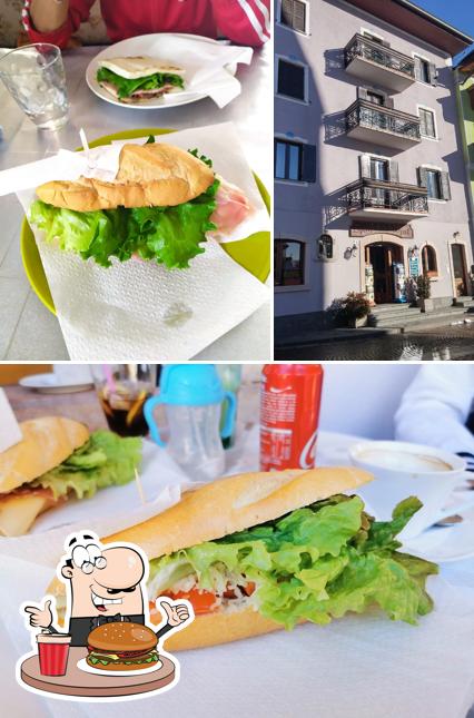 Prenditi un hamburger a Bar Sport (Sig.ra Bice)