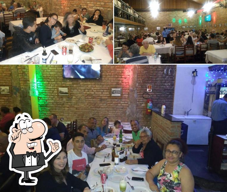 Sente em uma das mesas no Pizzaria Dei Cugini